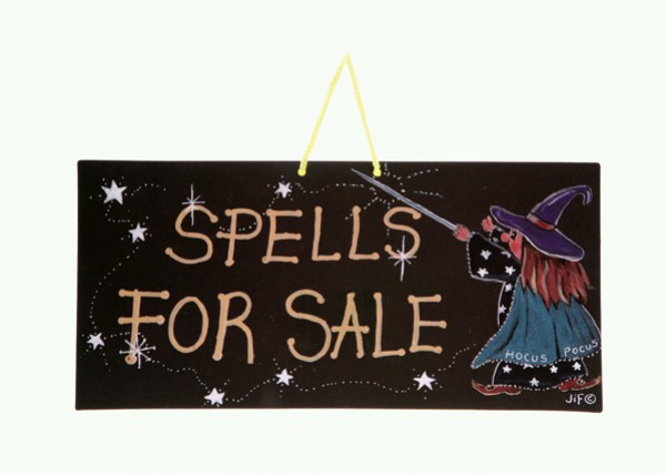 Tabliczka z napisem „Spells for sale” i rysunkiem czarownicy machającej różdżką.