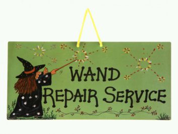 Zielona tabliczka z napisem "Wand Repair Service" i rysunkiem czarownicy z różdżką.