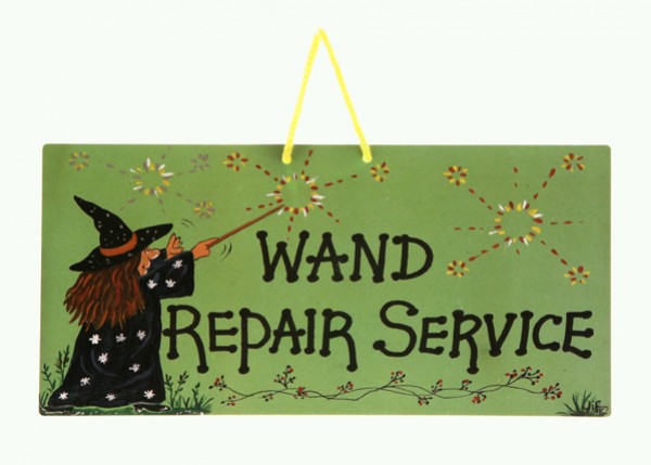 Zielona tabliczka z napisem "Wand Repair Service" i rysunkiem czarownicy z różdżką.