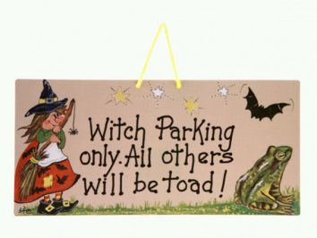 Tabliczka z napisem po angielsku, obok rysunek wiedźmy, ropuchy i nietoperza.