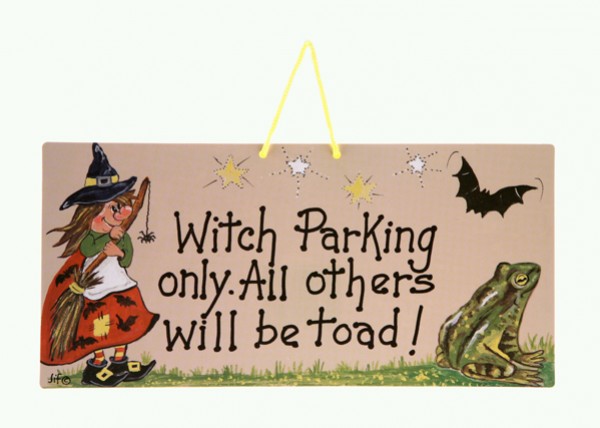 Tabliczka z napisem po angielsku, obok rysunek wiedźmy, ropuchy i nietoperza.