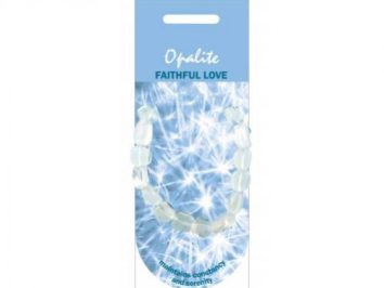 Bransoletka z opalitu na tle niebieskim z napisem „Faithful Love”.