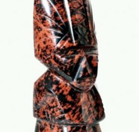 Rzeźba z czerwono-czarnego kamienia przedstawiająca stylizowaną postać ludzką.