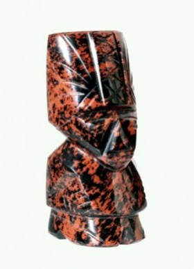 Rzeźba z czerwono-czarnego kamienia przedstawiająca stylizowaną postać ludzką.