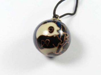 Czarna kulka z wizerunkiem pandy, zawieszona na czarnym sznurku.
