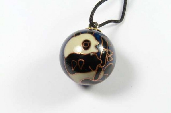 Czarna kulka z wizerunkiem pandy, zawieszona na czarnym sznurku.