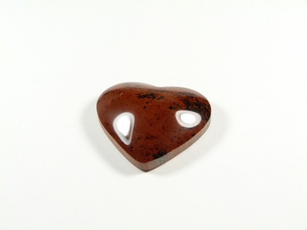 Brązowy kamień w kształcie serca z dwoma wycięciami leży na białym tle.
