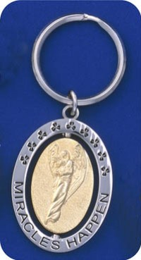 Brelok z wizerunkiem anioła i napisem „Miracles Happen” na niebieskim tle.