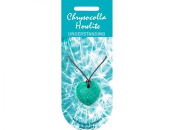 Wisiorek z turkusowym kamieniem chryzokoli na czarnym sznurku, na tle niebieskiej etykiety.