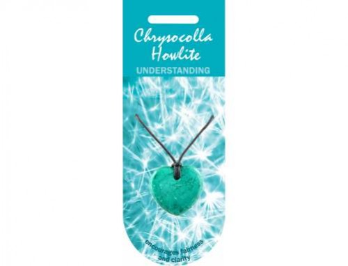 Wisiorek z turkusowym kamieniem chryzokoli na czarnym sznurku, na tle niebieskiej etykiety.