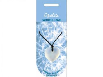 Naszyjnik z opalitu w kształcie serca na tle niebieskich, świetlistych wzorów.