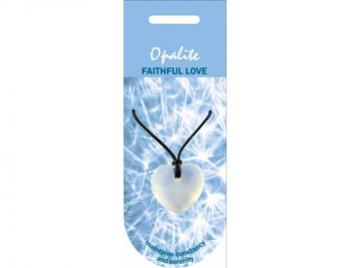 Naszyjnik z opalitu w kształcie serca na tle niebieskich, świetlistych wzorów.