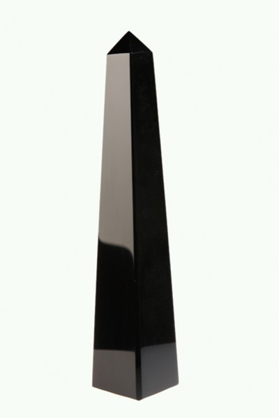 Czarny obelisk z gładkimi ścianami, stojący pionowo na jasnym tle.