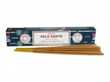 Opakowanie kadzidełek Palo Santo z kilkoma patyczkami ułożonymi przed nim.