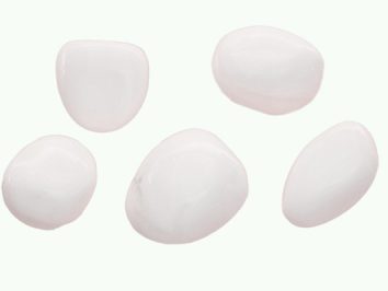 Macica perłowa - kamień gładzony, polerowany, szlifowany i bębnowany w formie otoczaka. Pięć gładkich, białych kamieni na jasnym tle.