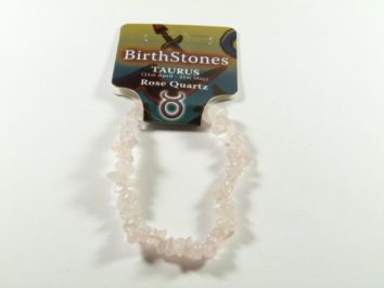Bransoletka z różowego kwarcu na kartoniku z napisem „Taurus” i datami znaku zodiaku.