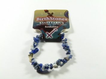 Bransoletka z niebieskich kamieni sodalitu na kartoniku z napisem "Strzelec".