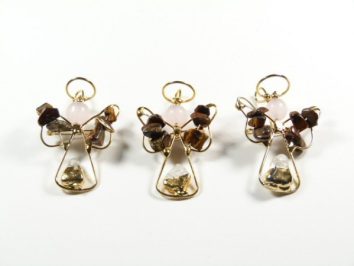 Trzy wiszące aniołki z drutu i kamieni, ułożone w rzędzie na białym tle.