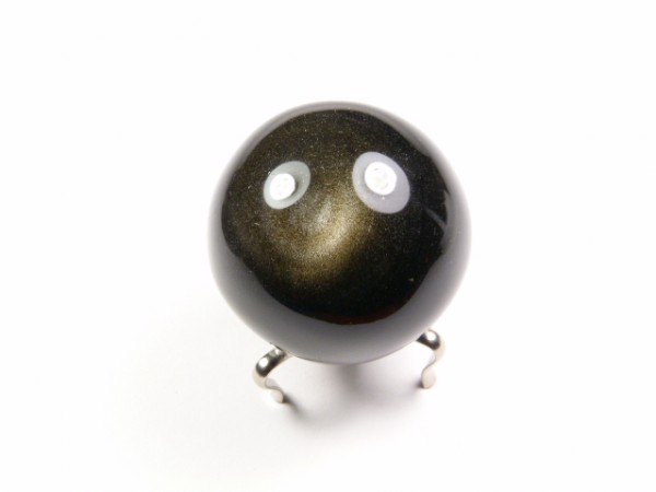 Czarna kula bilardowa ustawiona na białym tle, widoczne dwa białe refleksy.