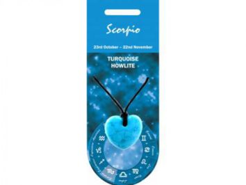 Wisiorek z turkusowego howlitu w kształcie serca, dedykowany dla znaku zodiaku Skorpion.
