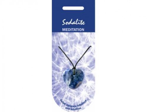 Niebieski wisiorek z sodalitu w kształcie serca na sznurku, opakowanie z napisem "Meditation".