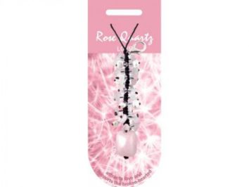 Naszyjnik z różowym kwarcem na różowym tle z napisem “Rose Quartz”.