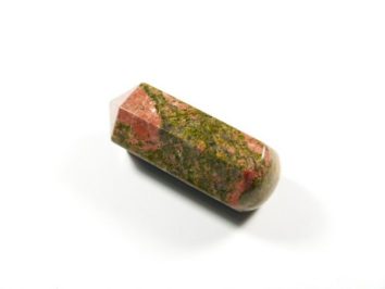 Unakit szlifowany różdżka obelisk. Polerowany kamień unakit w kształcie słupka na białym tle.