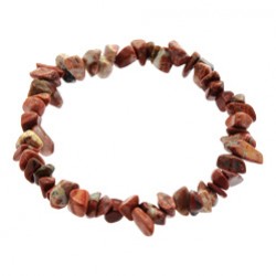 Bransoletka z czerwonych kamieni na elastycznej żyłce, ułożona w okrąg.