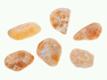Kalcyt orchid/ kalcyt orchidea - kamień gładzony, polerowany, szlifowany i bębnowany w formie otoczaka. Sześć gładkich, pomarańczowych kamieni leży na białym tle.