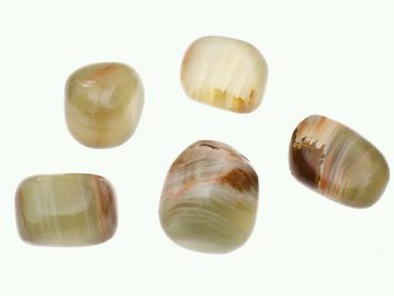Onyks - kamień gładzony, polerowany, szlifowany i bębnowany w formie otoczaka. Pięć gładkich, polerowanych kamieni w jasnych, ziemistych kolorach na białym tle.