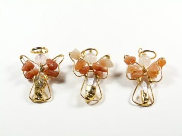 Trzy ozdoby w kształcie aniołków wykonane z drutu i kamieni, ustawione na białym tle.