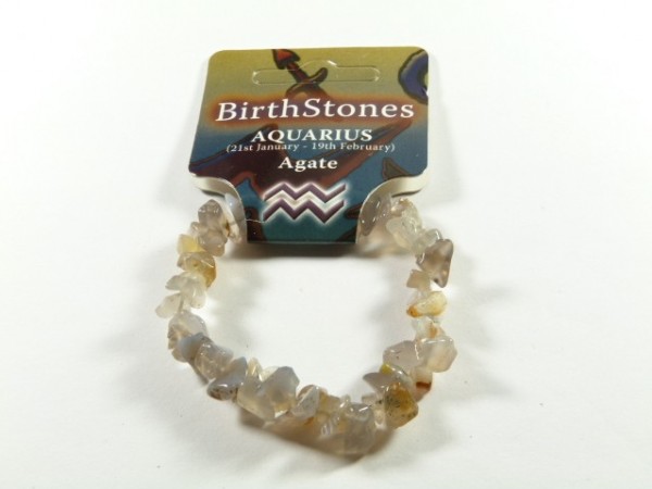 Bransoletka z agatu przypisana do znaku zodiaku Wodnik, na białym tle.