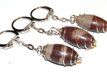 Shiva lingham - breloczek. Trzy breloczki z zawieszkami z brązowego kamienia owiniętego drutem.