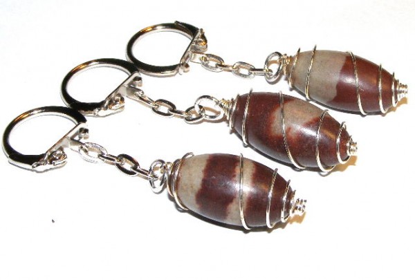 Shiva lingham - breloczek. Trzy breloczki z zawieszkami z brązowego kamienia owiniętego drutem.