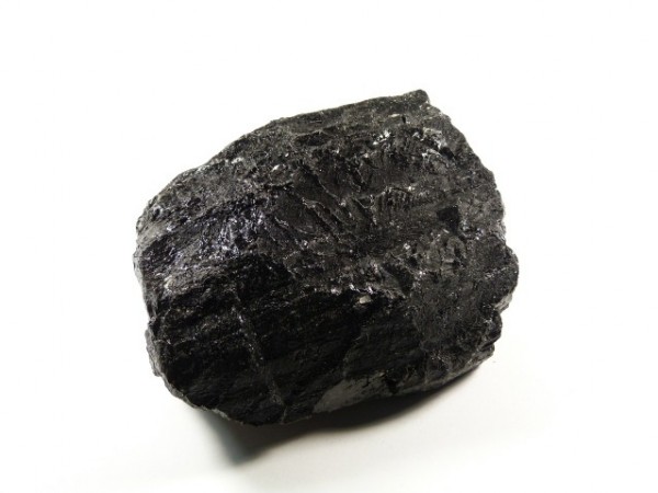 Czarny bryłowy kawałek węgla na białym tle.