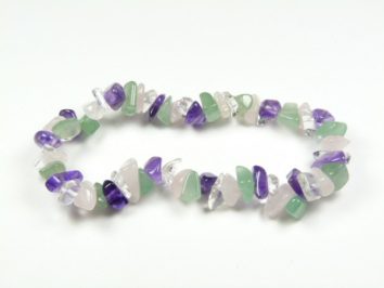 Bransoletka z nieregularnych kamieni w kolorach zielonym, fioletowym, białym i przezroczystym.