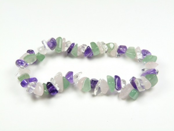 Bransoletka z nieregularnych kamieni w kolorach zielonym, fioletowym, białym i przezroczystym.