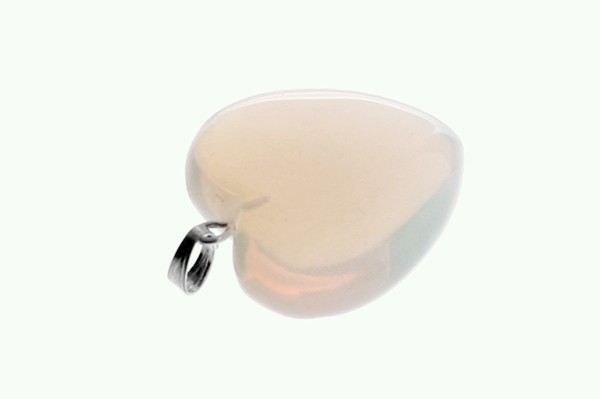 Serce/ serduszko opalit wisiorek, szerokość 2,5 cm. Wisiorek w kształcie serca z jasnego, półprzezroczystego kamienia na metalowej zawieszce.