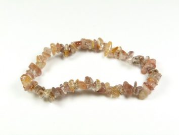 Bransoletka z drobnych, nieregularnych kamieni w odcieniach brązu i beżu na białym tle.