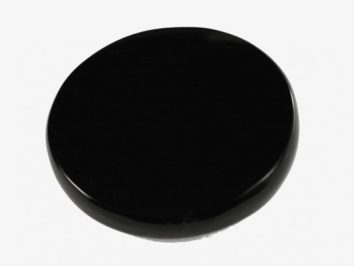 Czarny krążek do gry w hokeja na białym tle.