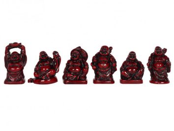 Sześć czerwonych figurek Buddy siedzących i stojących w różnych pozach na białym tle.