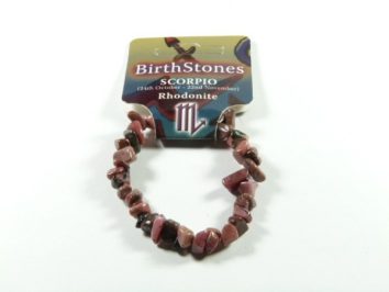 Bransoletka z różowego rodonitu, oznaczona jako kamień zodiaku Skorpiona.
