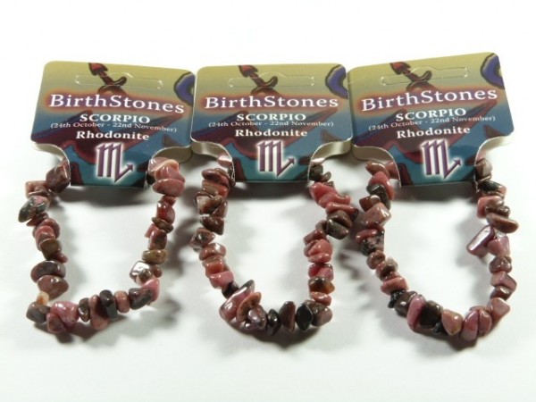 Trzy bransoletki z rodonitu na kartonikach z napisem "BirthStones Scorpio Rhodonite".
