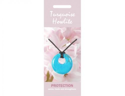 Naszyjnik z niebieskim kamieniem howlit na czarnym sznurku, na tle różowych kwiatów.