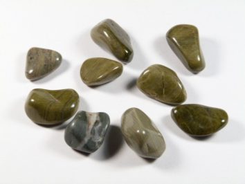 Dziewięć wygładzonych, oliwkowozielonych kamieni leży na białym tle.
