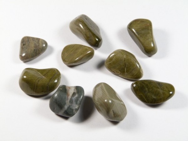 Dziewięć wygładzonych, oliwkowozielonych kamieni leży na białym tle.