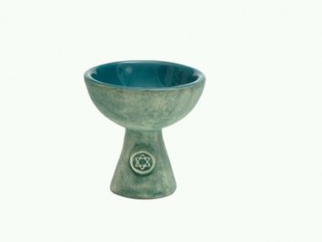 Zielona ceramiczna miska na wysokiej nóżce, zdobiona gwiazdą na podstawie.