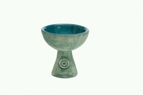 Zielona ceramiczna miska na wysokiej nóżce, zdobiona gwiazdą na podstawie.