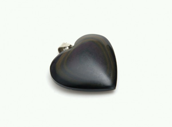 Czarny wisior w kształcie serca leży na białym tle.