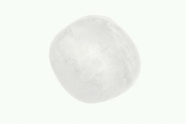 Biały, gładki kamień kwarcu na jasnym tle.